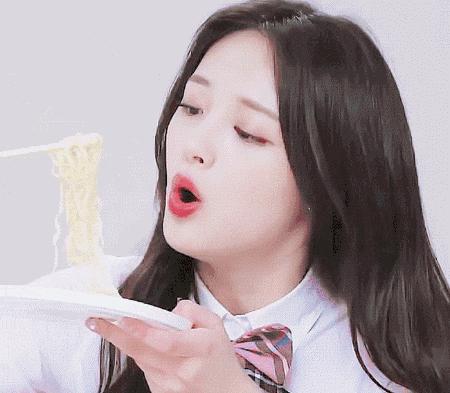 太有意思了,女朋友不屑一顾的表情很到位