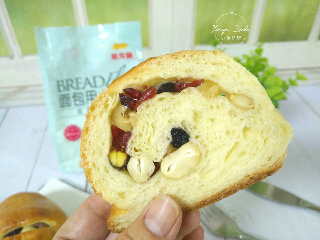 面包这个做法真简单，不用揉出手套膜，满满都是料，咬一口满嘴香
