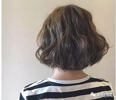 谭松韵蓬松的头,谭松韵摘掉眼镜打扮后惊艳出场