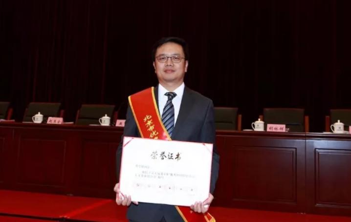 北京男神董事长：本硕博连读，手握80项专利，为母校捐资近百万！