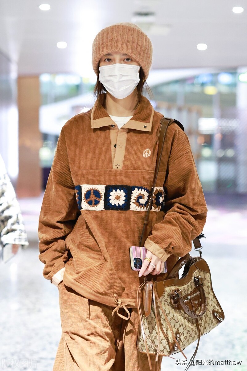 宋妍霏街拍皮衣混搭运动裤铆钉,宋妍霏条纹上衣穿搭