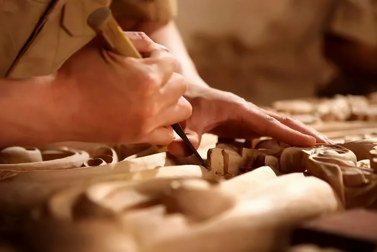 日本著名设计师三宅一生代表作,日本服装设计师三宅一生