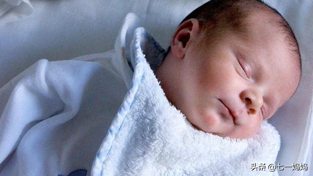 宝宝“爱踢被子”原因多，弄清缘由对症处理，让宝宝睡个安稳觉