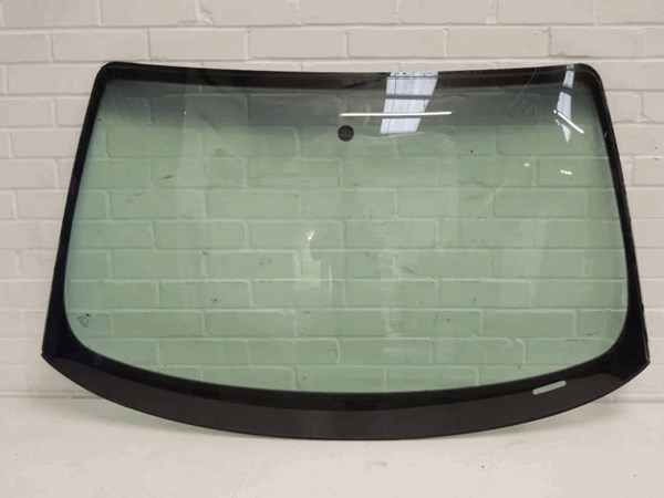 挡风玻璃密密麻麻小白点是什么,挡风玻璃上的小黑点是干嘛的