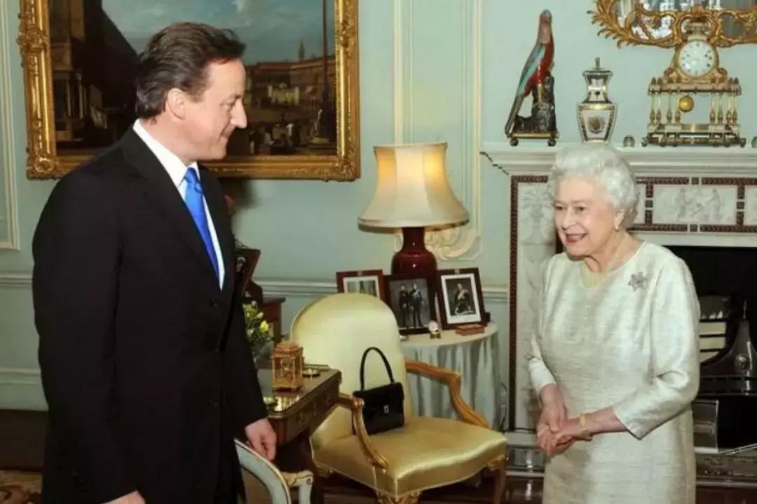 女王带小黑包旅行,女王随身包