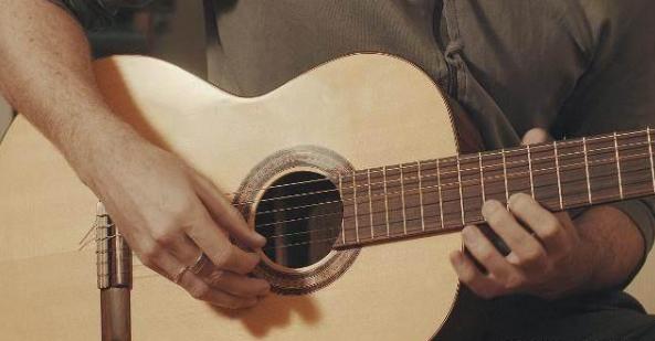 初学吉他指弹，鼓声敲击技巧要点