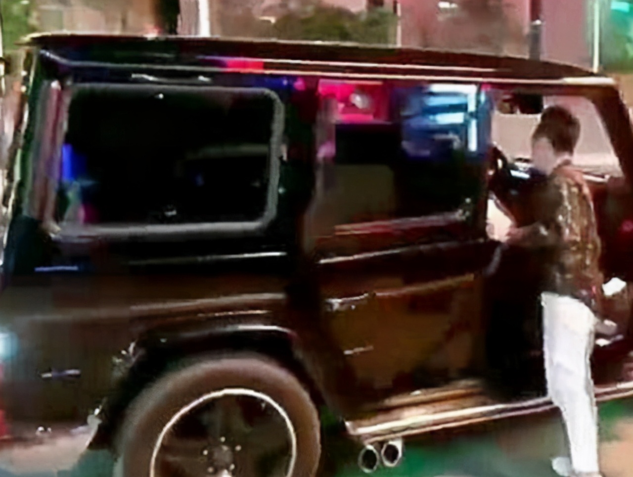 被奔驰大g烫过脚,女子坐奔驰大g下车