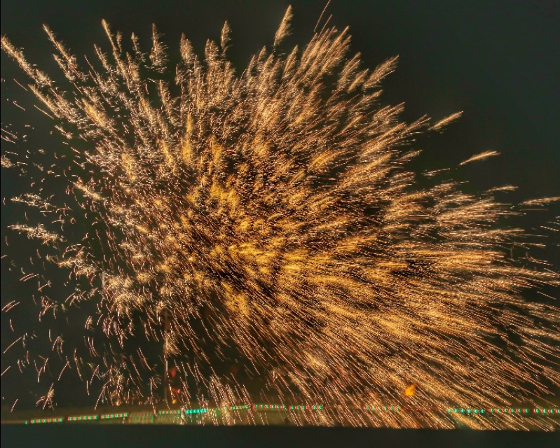 夜晚火流星,夜幕下的地坑院