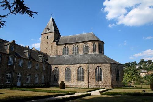 莫泊桑生活并不如想象中的美好,莫泊桑人生不尽如人意