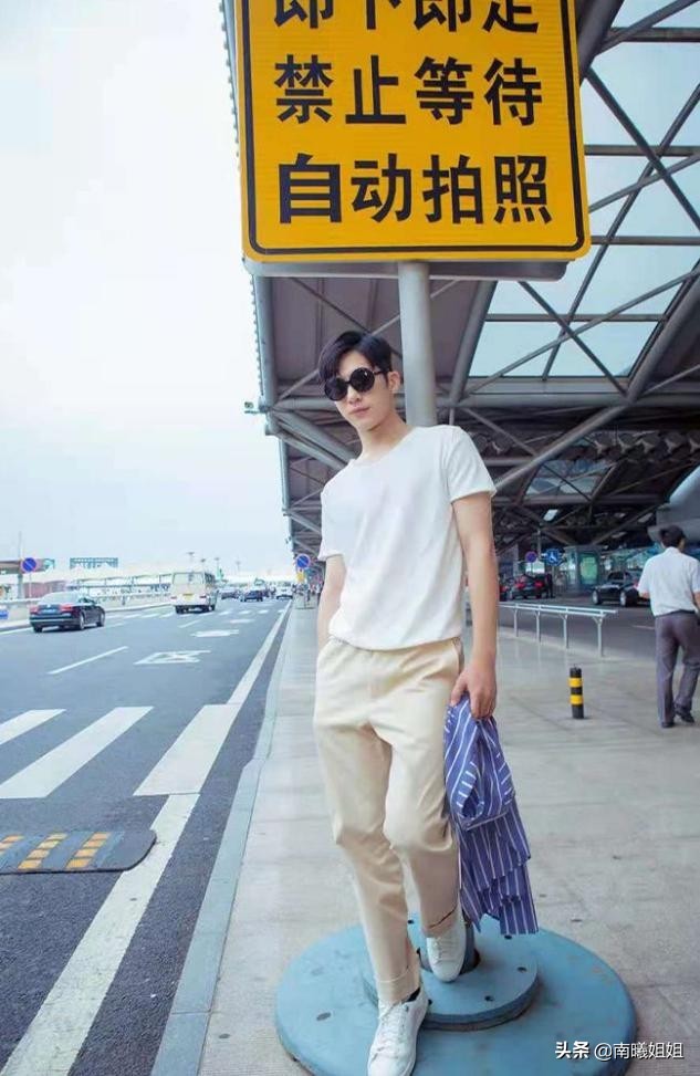 男人过了40岁,买短袖要谨记“3不要”,显得俗气廉价,谁穿谁丑