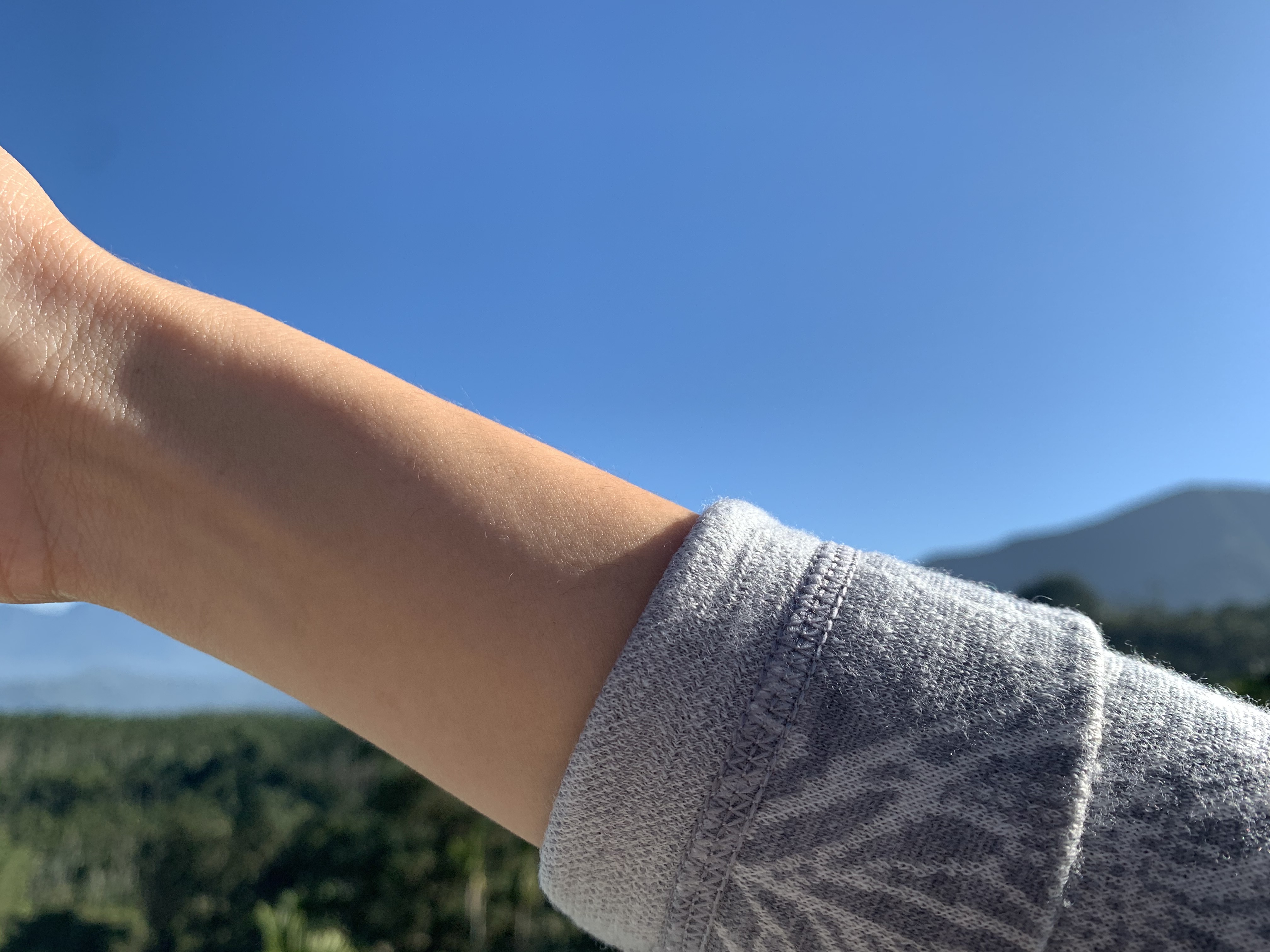 一件很旧很破的羊毛衣,不可水洗的羊毛衣