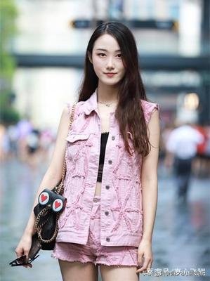 路人街拍：美女性感穿搭+精致面容配完美身材=摩登女郎