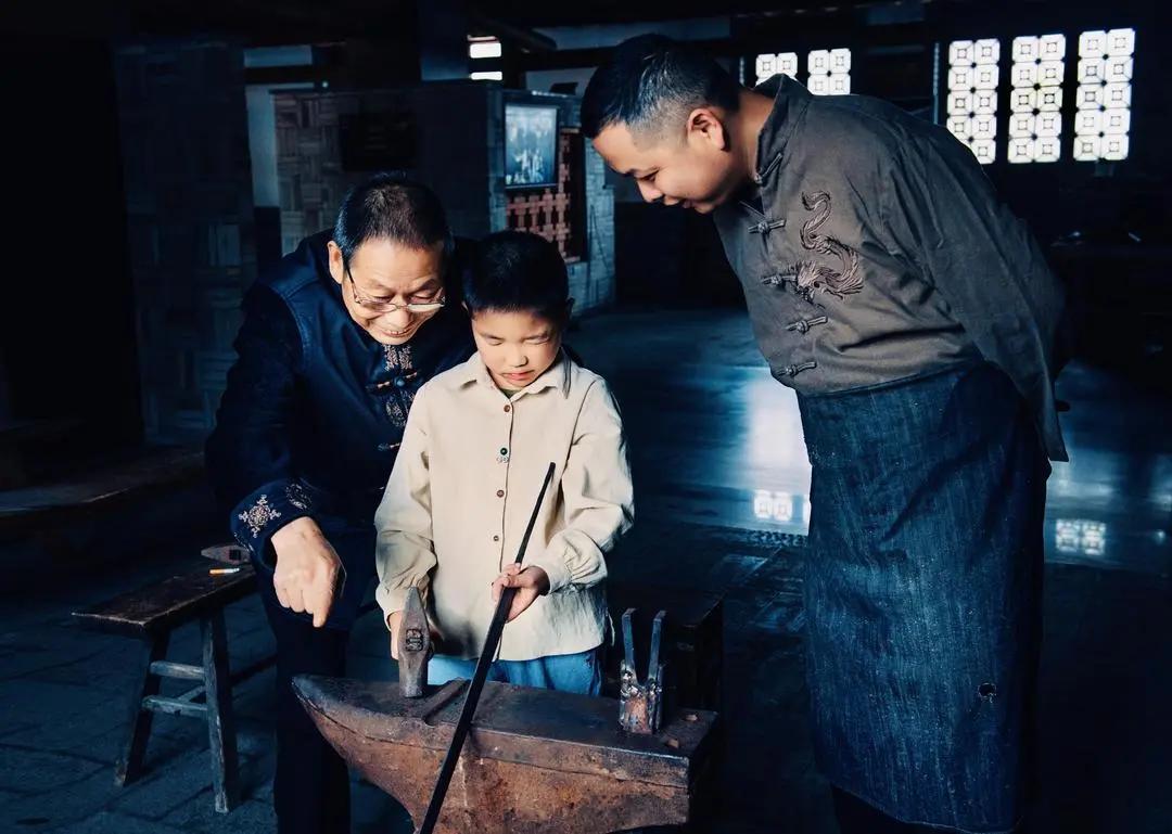 七旬老人铸剑60年,金庸求购富豪花800万,一把剑顶几套房