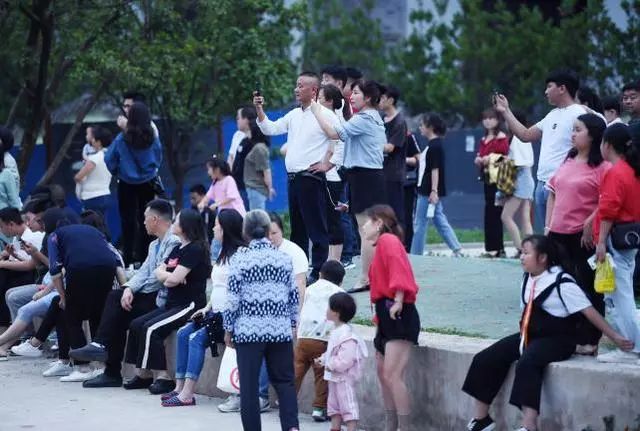 花果园海豚广场有些什么,花果园的音乐喷泉好美