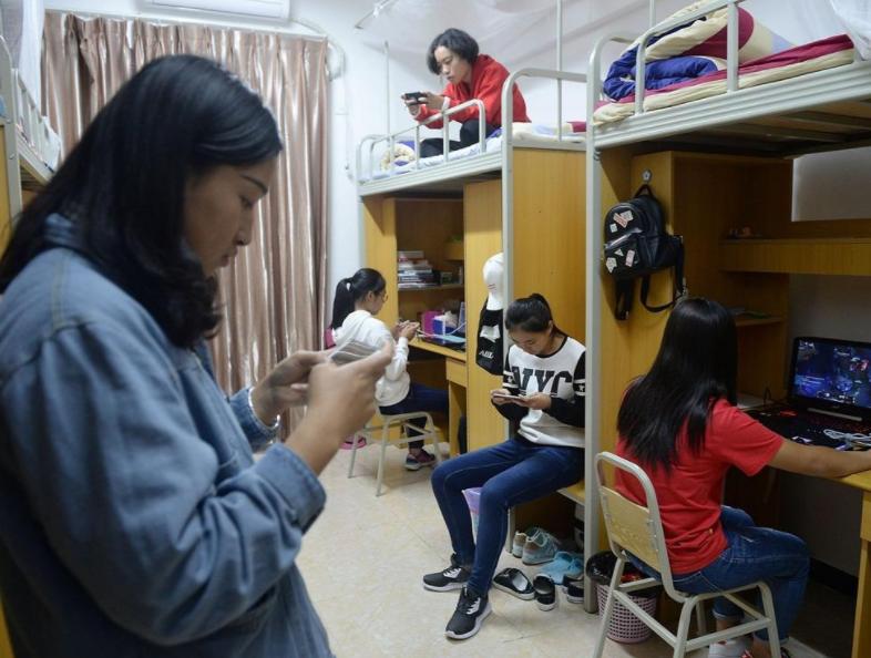 大学生为了逃课假扮老奶奶,大学生为了社团逃课