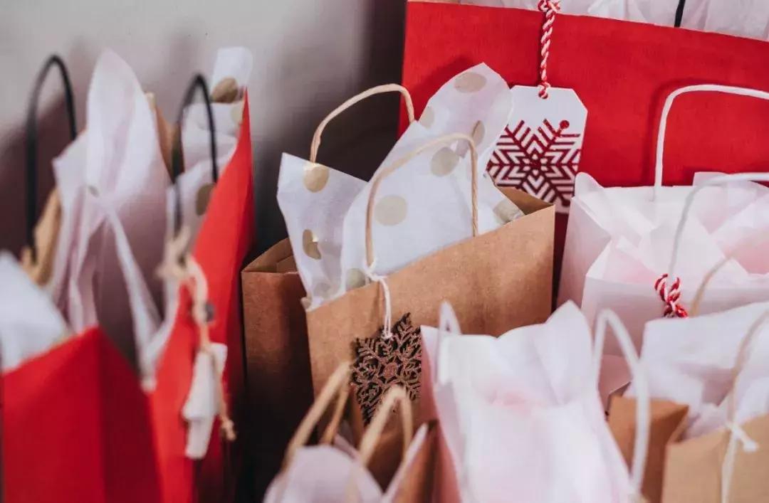 出国别人送的礼物要不要缴税,回国带礼物都要缴税吗