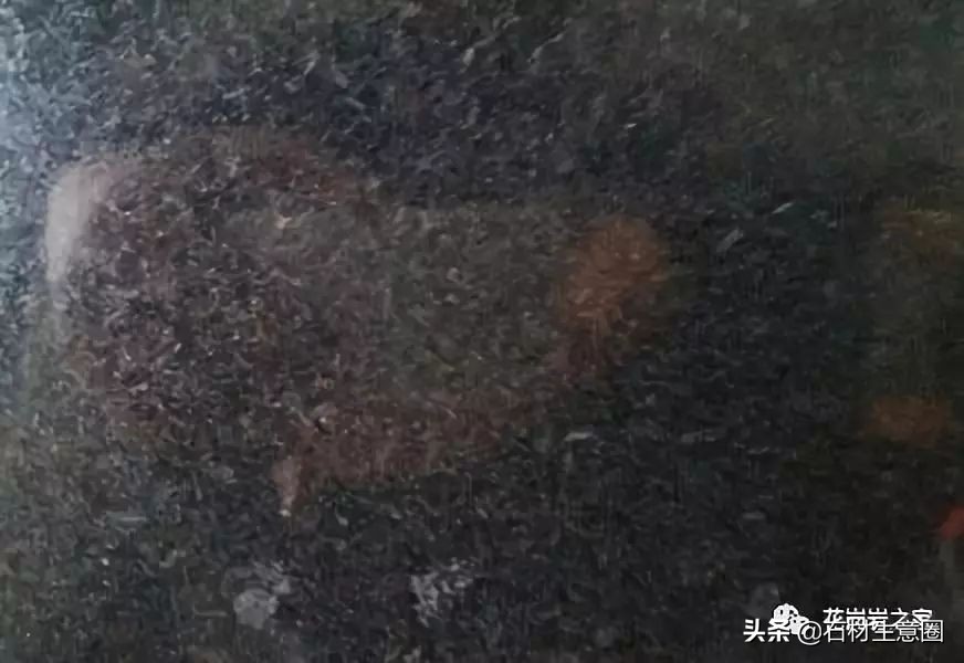 花岗岩黑色的是石英吗,景观石材花岗岩黑色