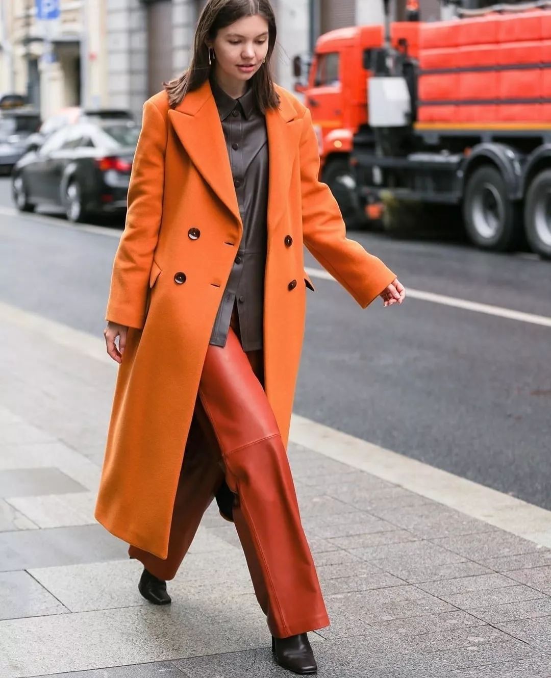 今年秋冬流行的南瓜色,2020年南瓜色是流行色吗