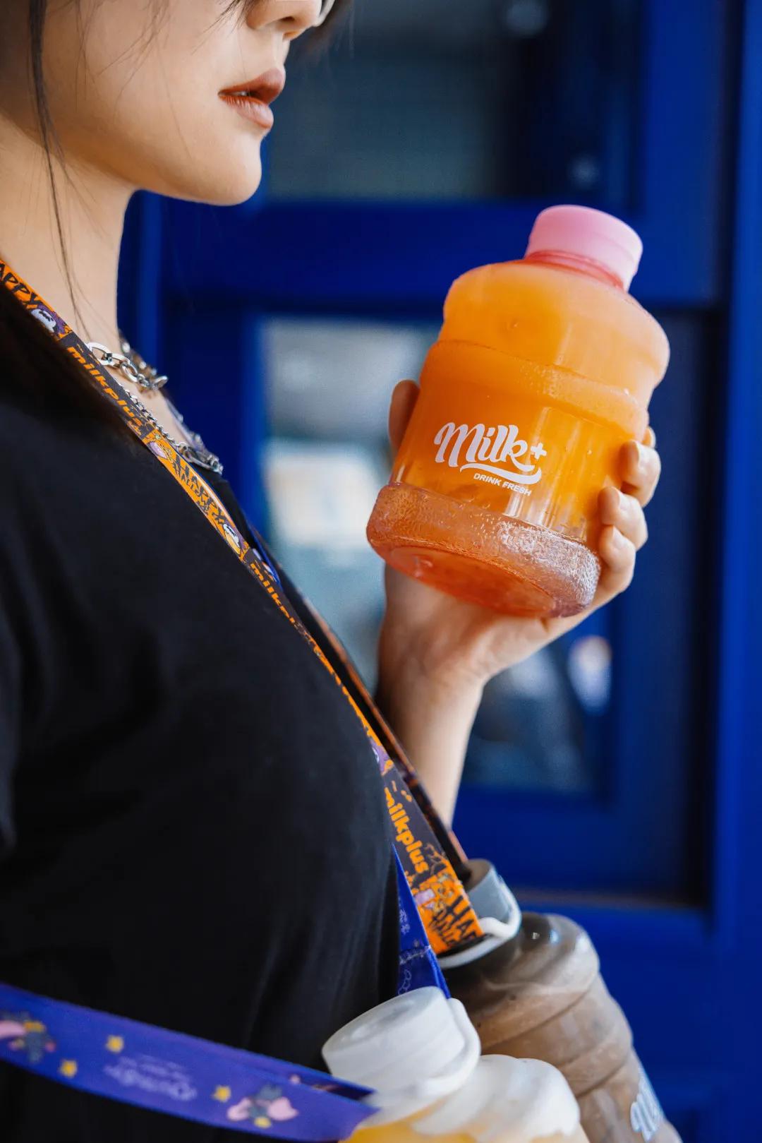 milk+总店终于回归,电光蓝「水桶泰奶」上线