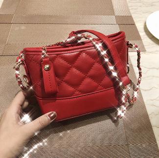 新款时尚洋气复古水桶包,复古斜挎水桶包穿搭