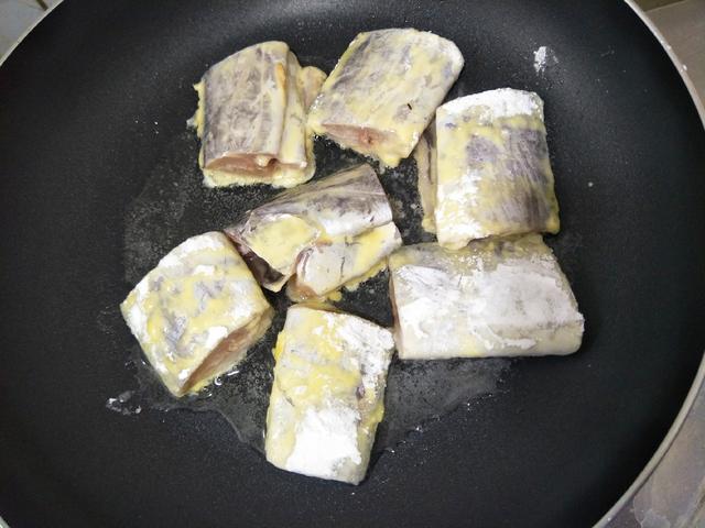 煎鱼不掉皮煎鱼不散的五个妙招,热油煎鱼还是冷油煎鱼不粘锅