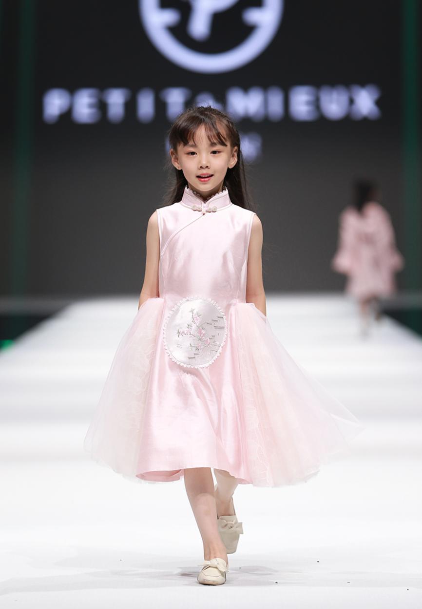PETITMIEUX贝的屋“礼御童服”儿童时尚周压轴亮相