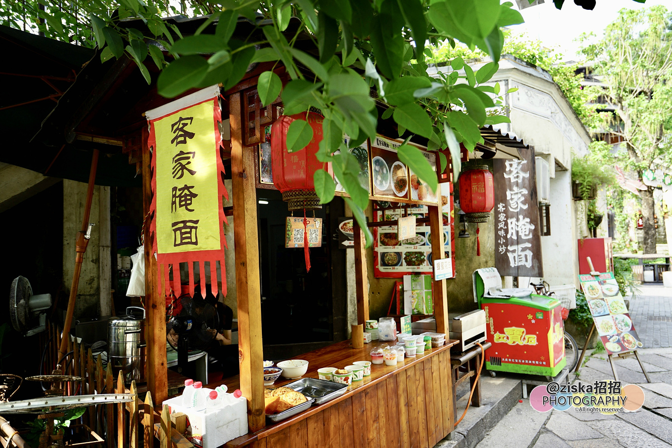 小伙探索神秘洞穴视频,小伙独自探索深山神秘古墓