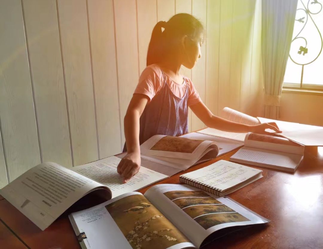 深圳10岁小学生出版2本英文长篇小说？其父母的教育方式值得借鉴