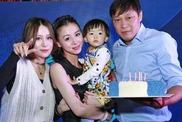 前国脚范志毅女儿给网红当主持，裙子吸睛，与爸爸三婚妻子似闺蜜