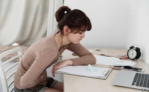 姨妈期后皮肤变黑,姨妈变黑变臭是因为什么原因