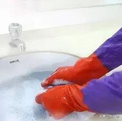 白衬衫t恤发黄,白色衬衫一年没穿发黄怎么办