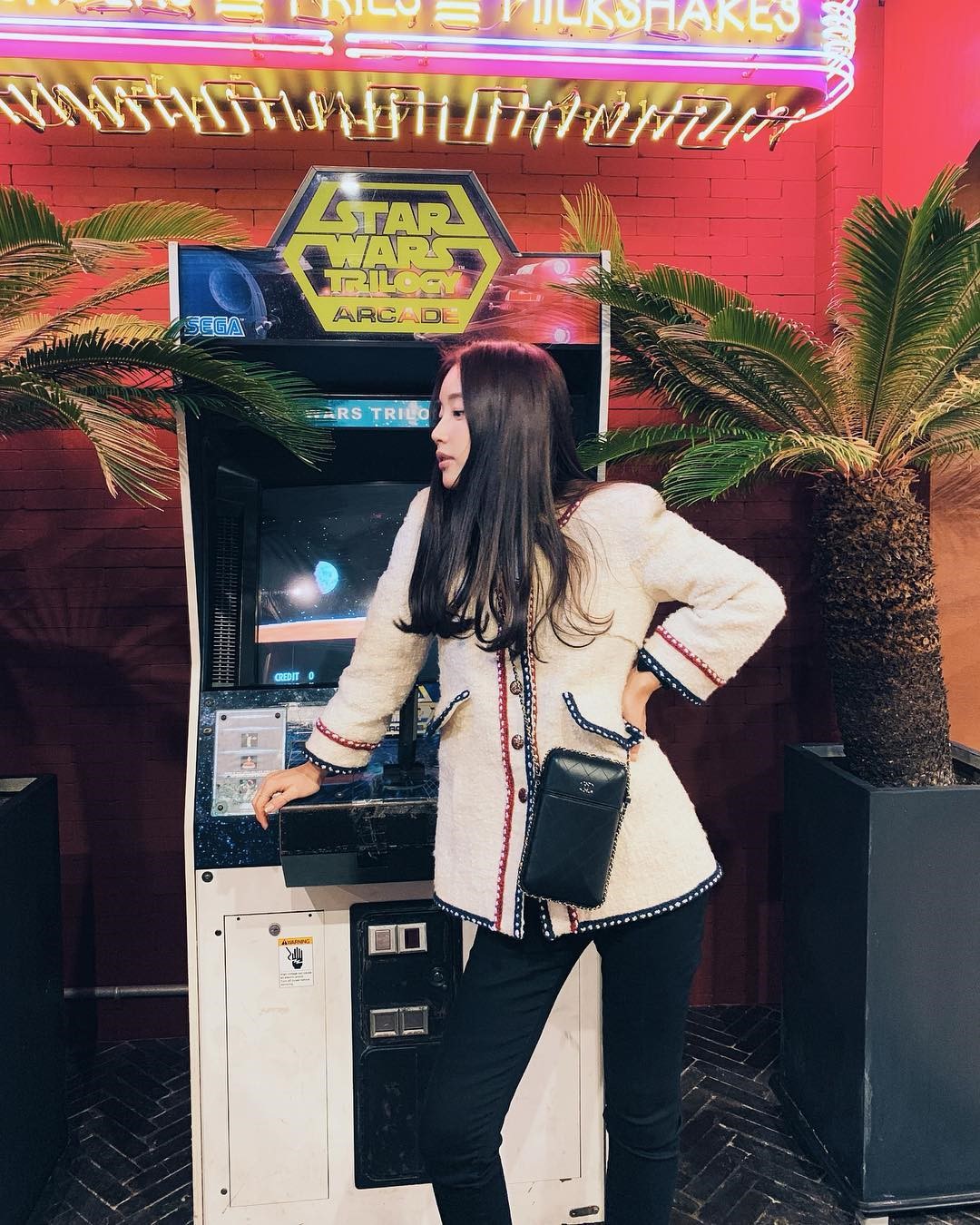 韩国小姐姐日常穿搭太有个性了!镂空长裙+黑夹克背心展现野性美