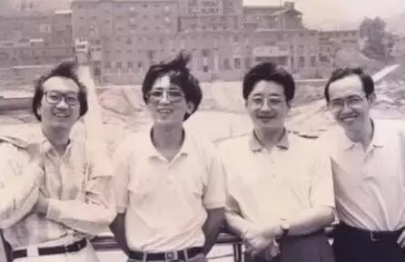 同一天进工地，10年后一个身价300亿，一个仍四处打工