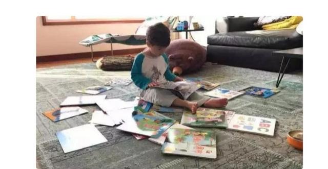 霍思燕喂嗯哼“吃百科全书”？与黄磊不谋而合！同款绘本都火了