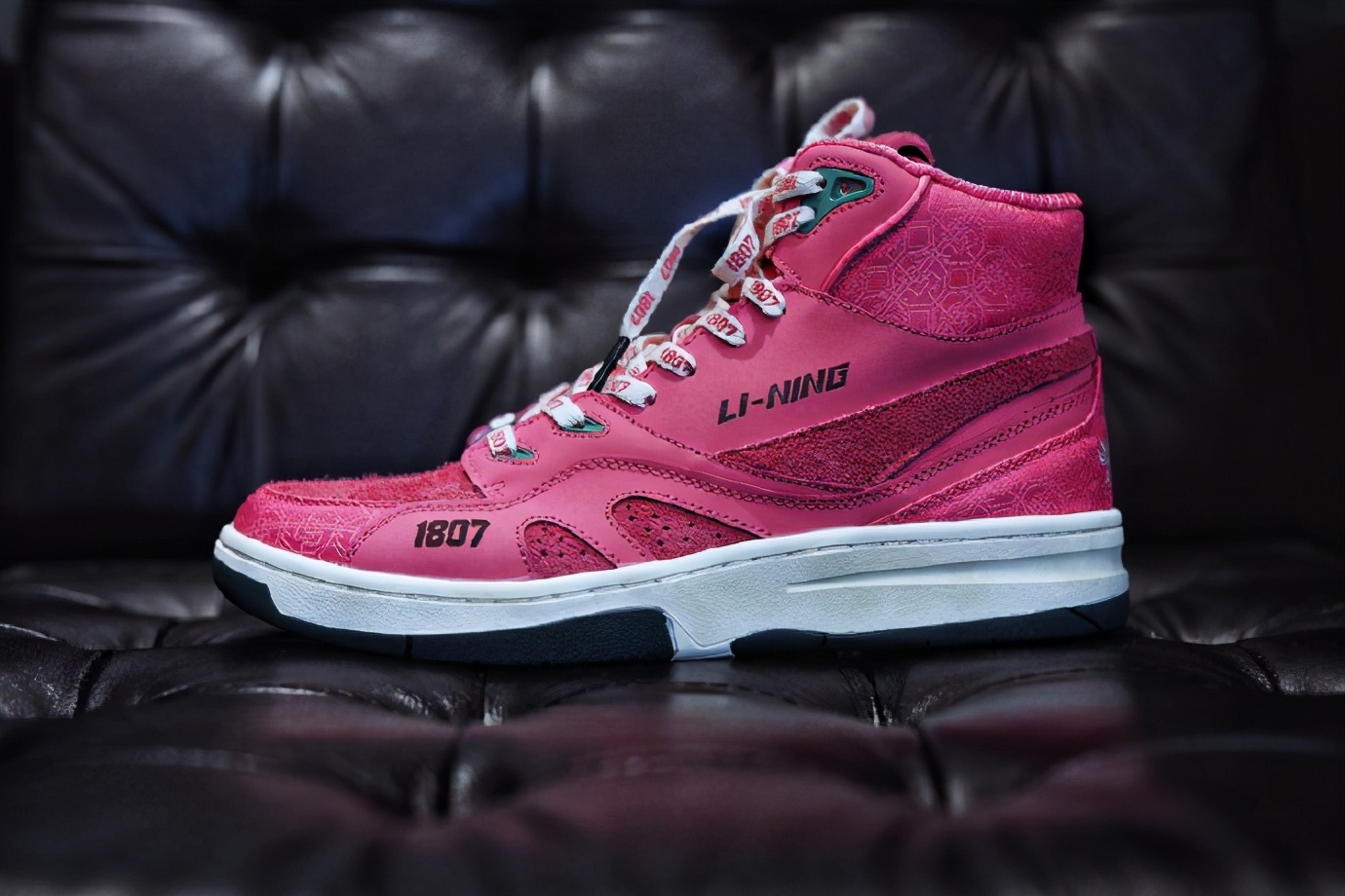 安踏韦德战靴,安踏碳板跑鞋第几代更帅