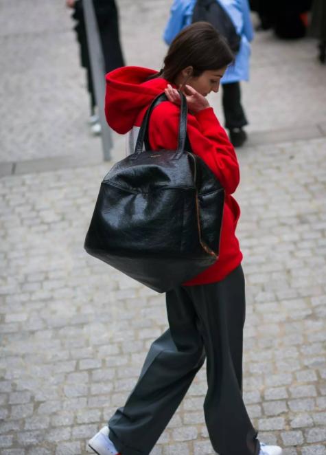 16岁“美版丁真”爆火!满脸雀斑却粉丝破亿,日常穿搭也很吸睛