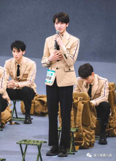 表面称兄道弟，背地嚼人舌根算什么玩意儿？