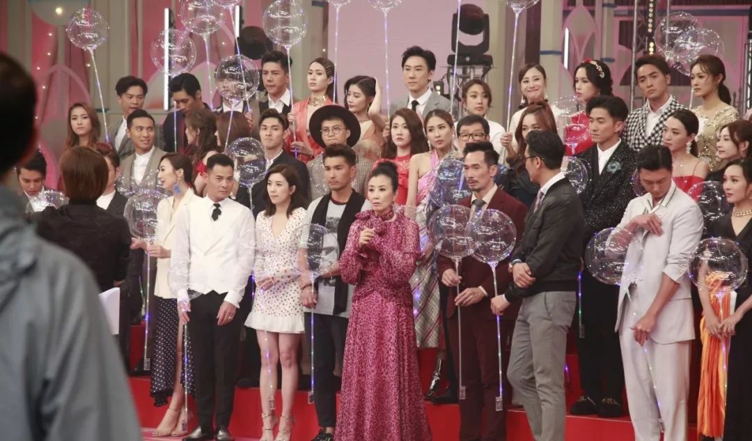 突然严重胃抽筋！TVB力捧港姐被抬上担架床：捂着小腹面露痛苦