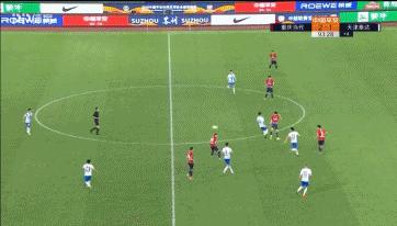 忍俊不禁！高空球把中超主帅帽子砸掉露出秃顶，他急忙用双手捂住