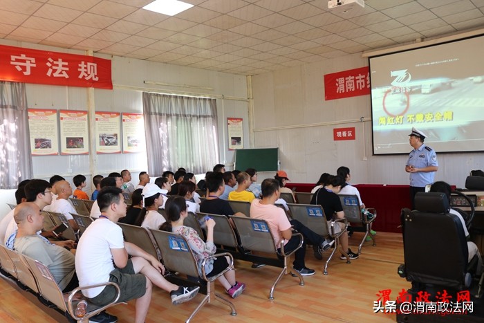 交警大队在企业开展交通安全宣传,交警中队文明交通安全宣传2分钟