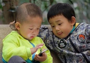 网瘾老年沉迷手机背后问题需正视,网瘾老人需要子女更多的关爱