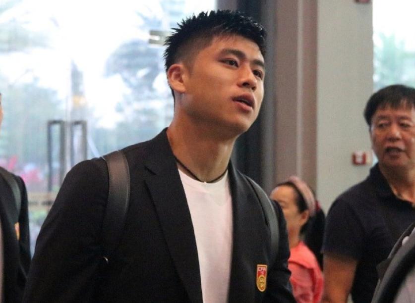 国奥出征造型抢戏：集体黑西装+白鞋+白衬衣！球迷：像热血高校