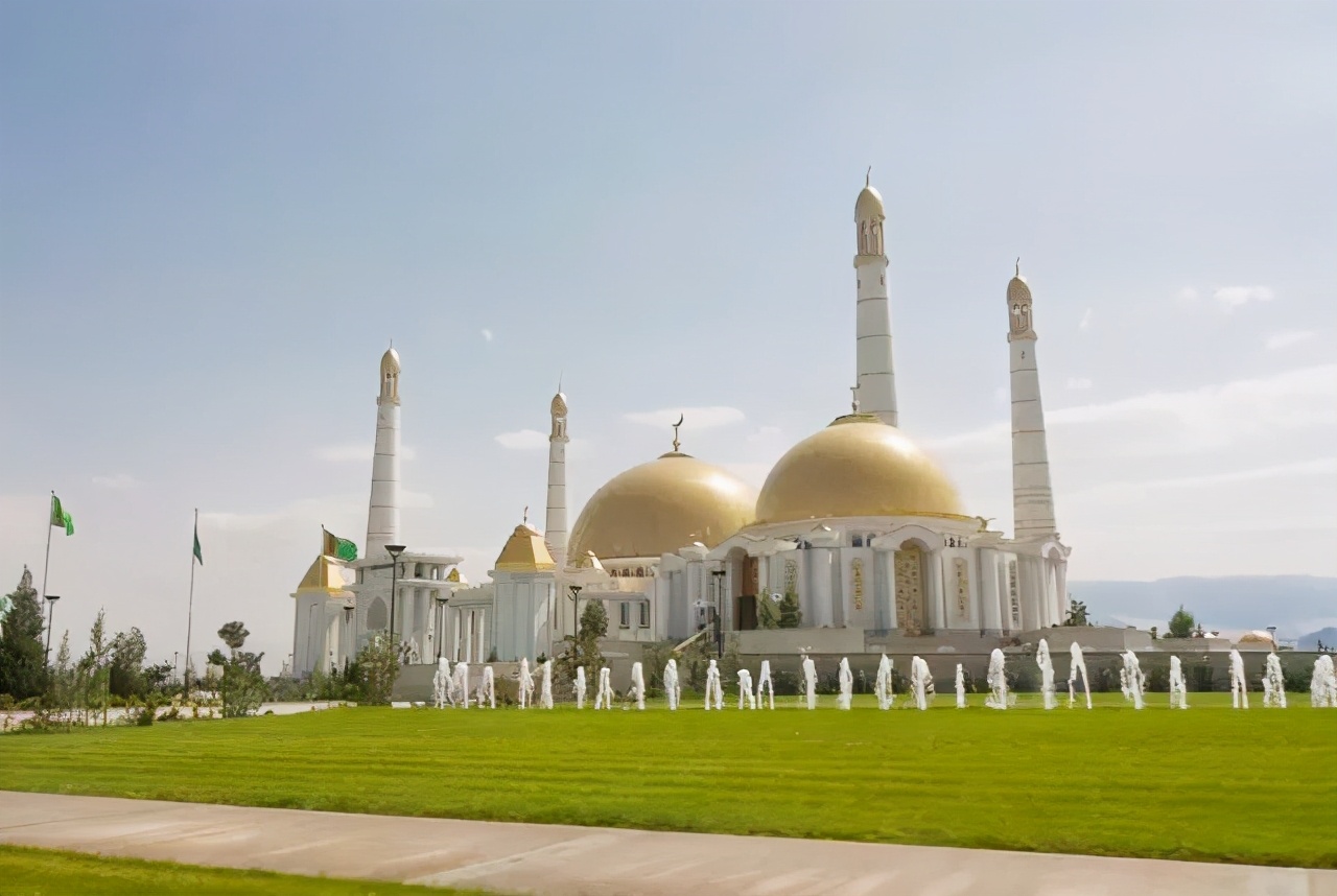 亚洲唯一的一个永久中立国，不用交水电费，汽油每升一毛钱左右