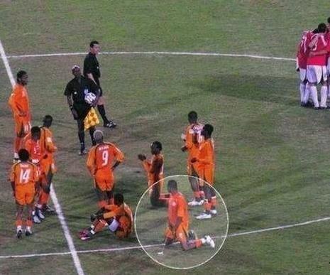 职业选手比赛突然要上厕所怎么办,罗斯受伤被扶回更衣室