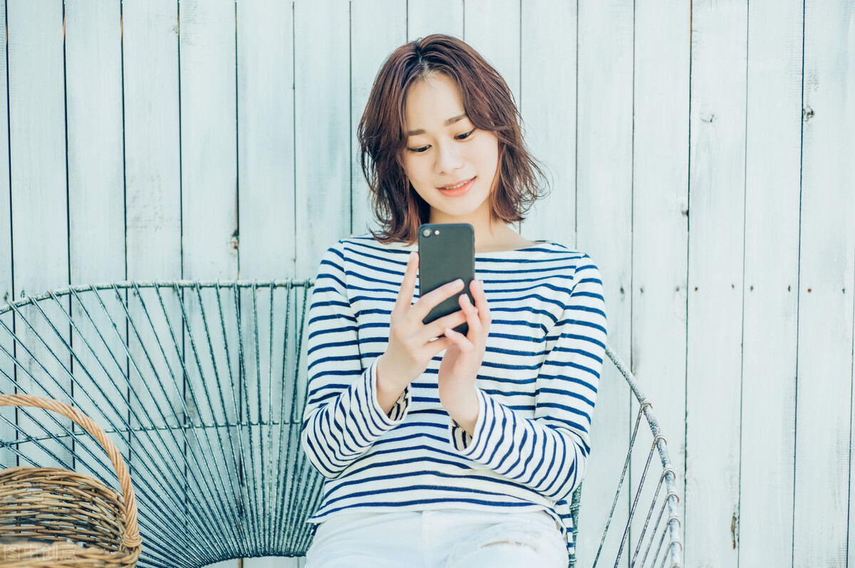 如何染发后头发不干枯毛躁,头发干枯毛躁怎么变柔顺不用发膜