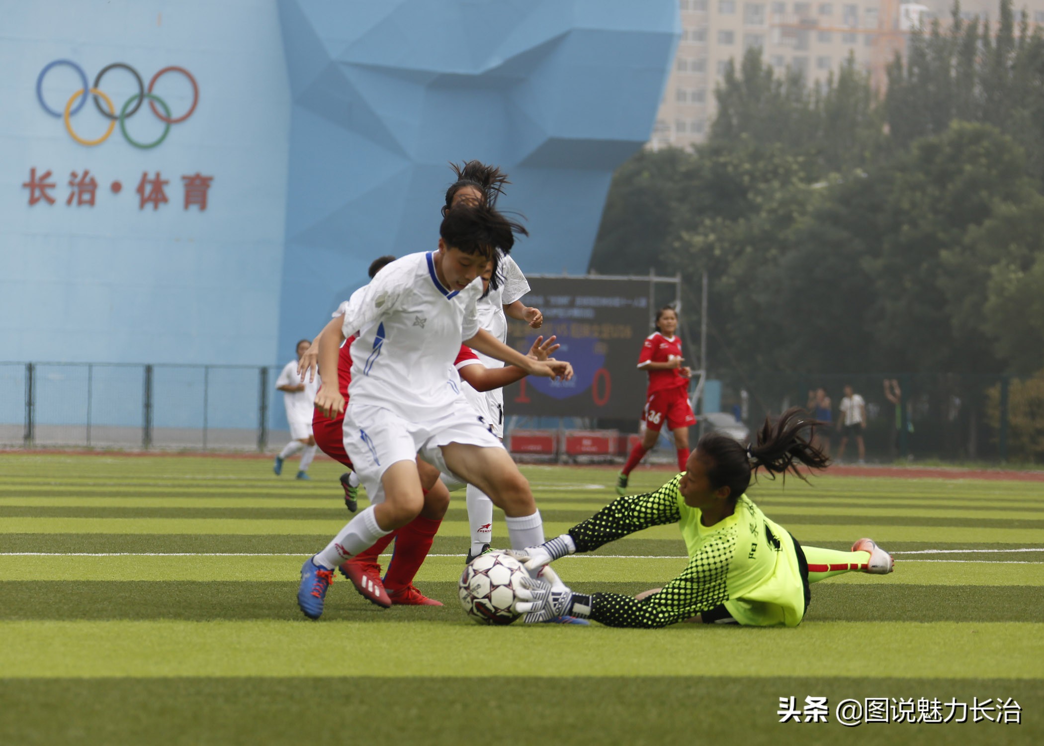 足球球员受伤瞬间,盘点足球比赛上的精彩瞬间