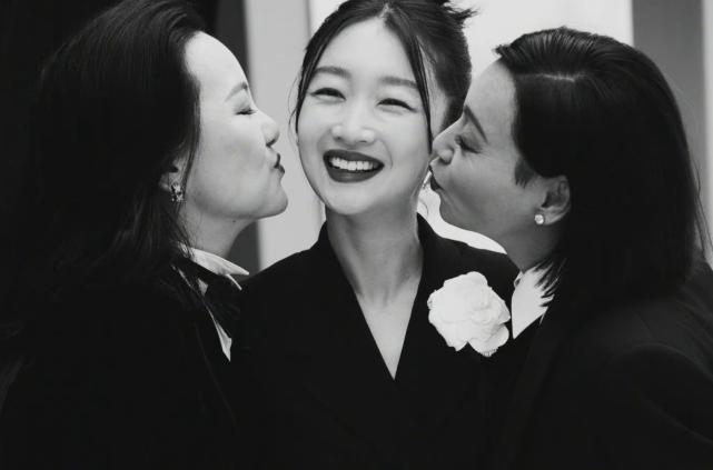 周冬雨秀小蛮腰,周冬雨红毯造型黑色抹胸