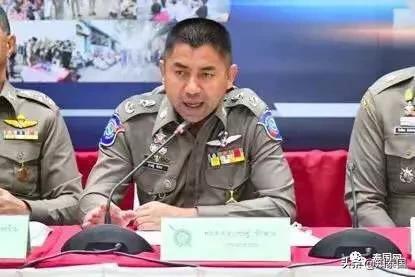 *弹子**警告!素拉切的车,在路边被枪手打成了马蜂窝……