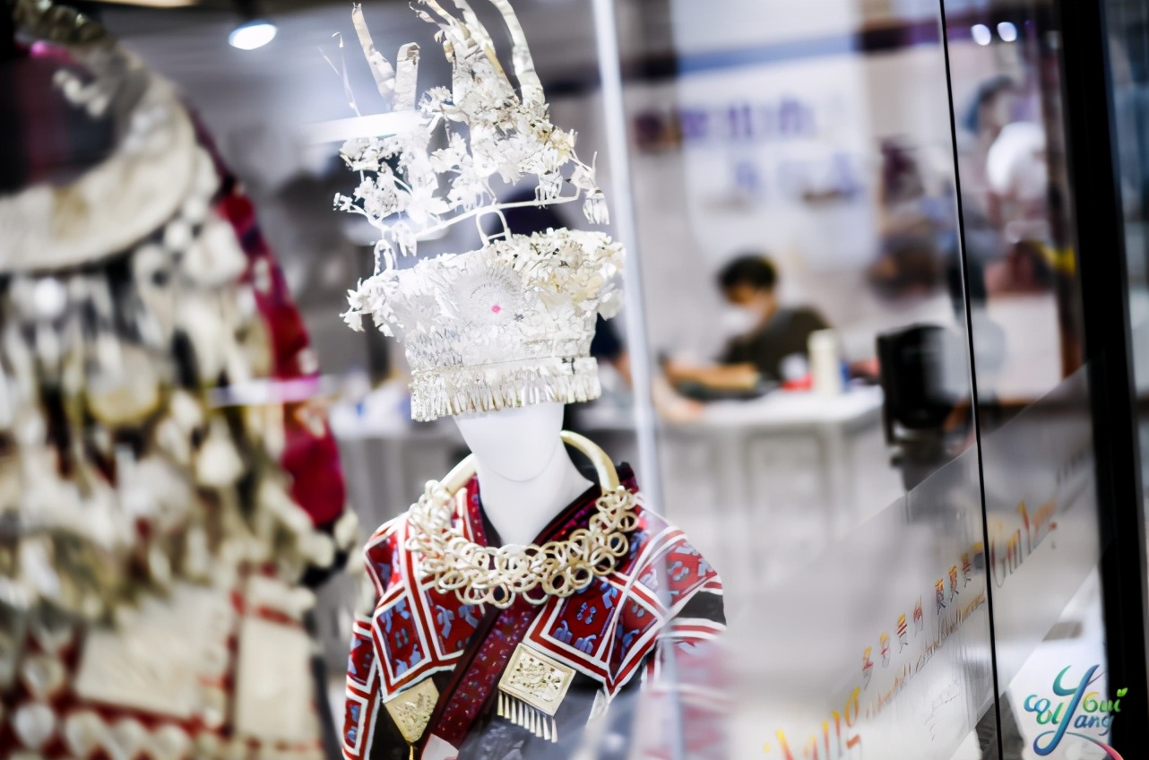 多彩进博会：老干妈走上时装周、苗绣碰撞爱马仕、贵银遇见…