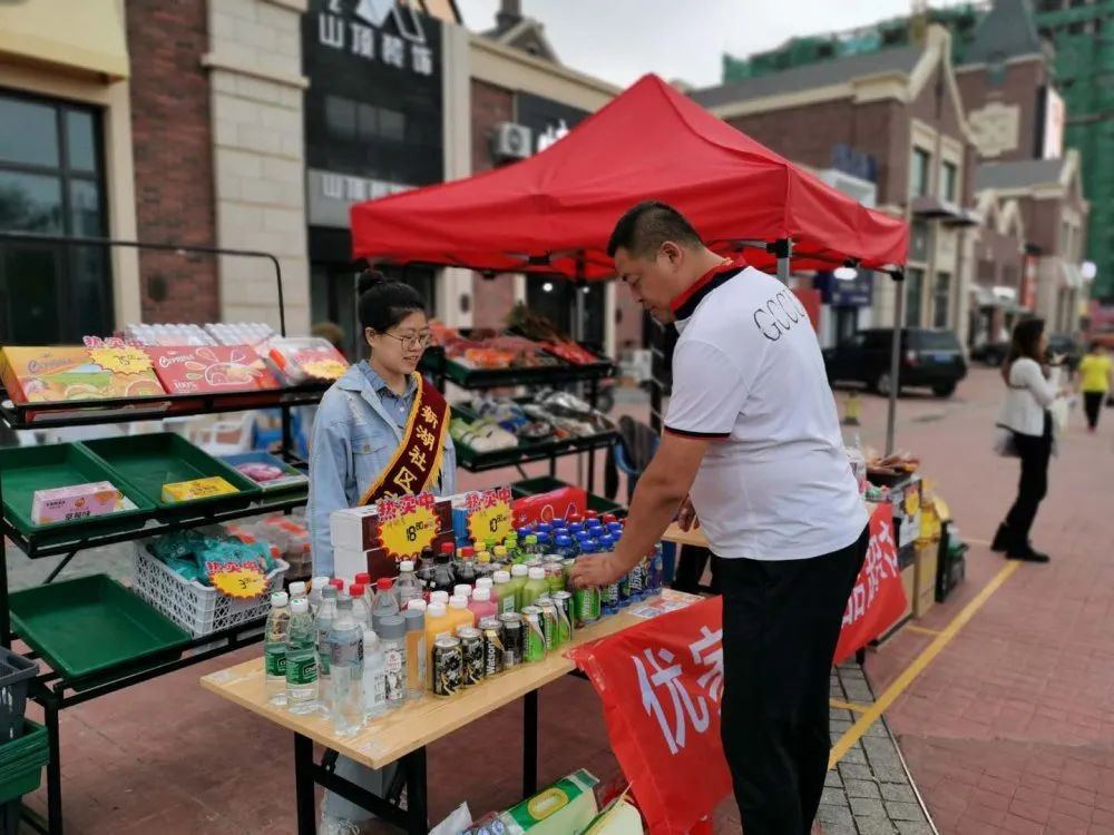 新湖社区携五矿地产营口公司营销部、五矿物业营口公司开展“五矿‘铂海之夜’露天电影节